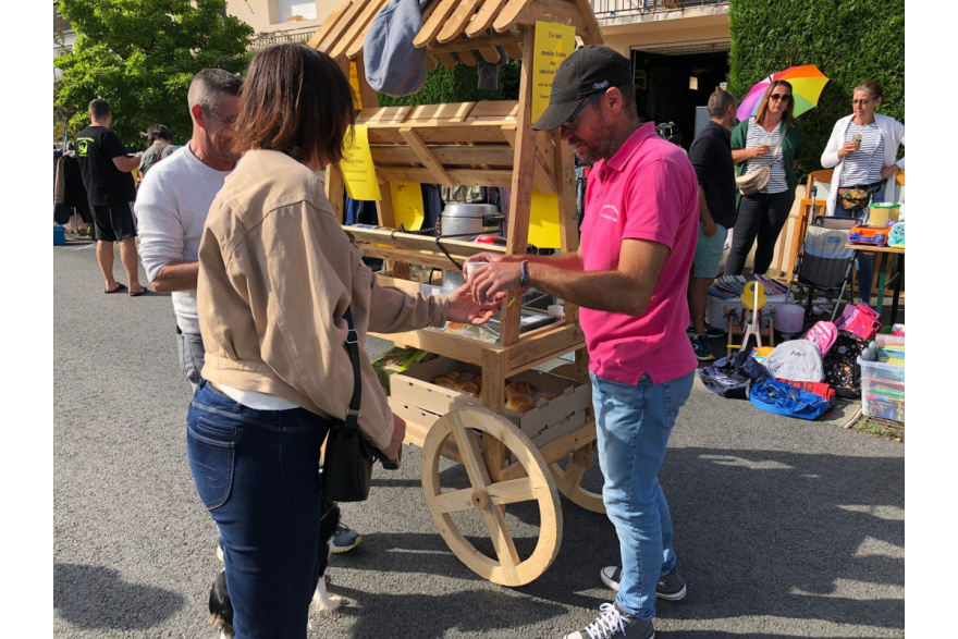 La buvette ambulante du comité des fêtes a fait le bonheur des visiteurs du vide grenier.
