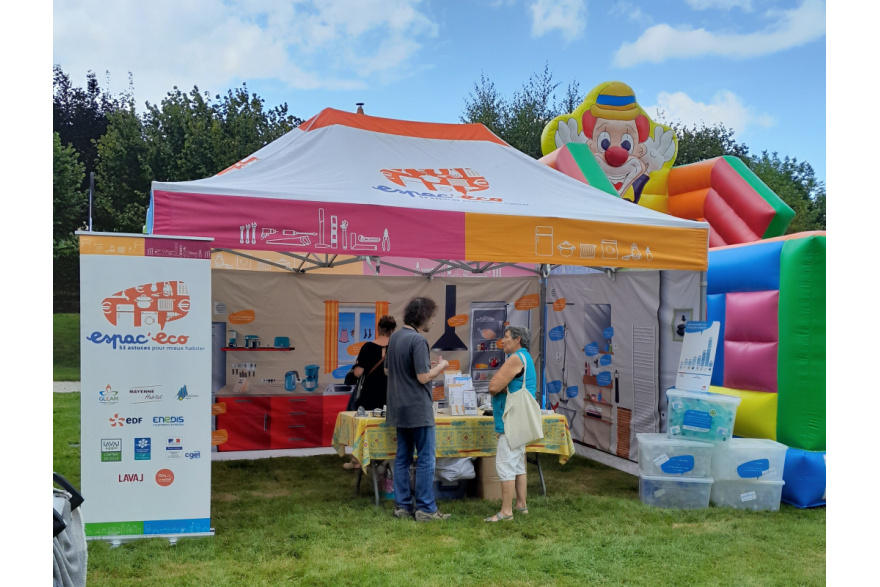 Sur le stand Espac’Eco, la municipalité offrait des mousseurs aérateurs destinés à réduire sa consommation d’eau.