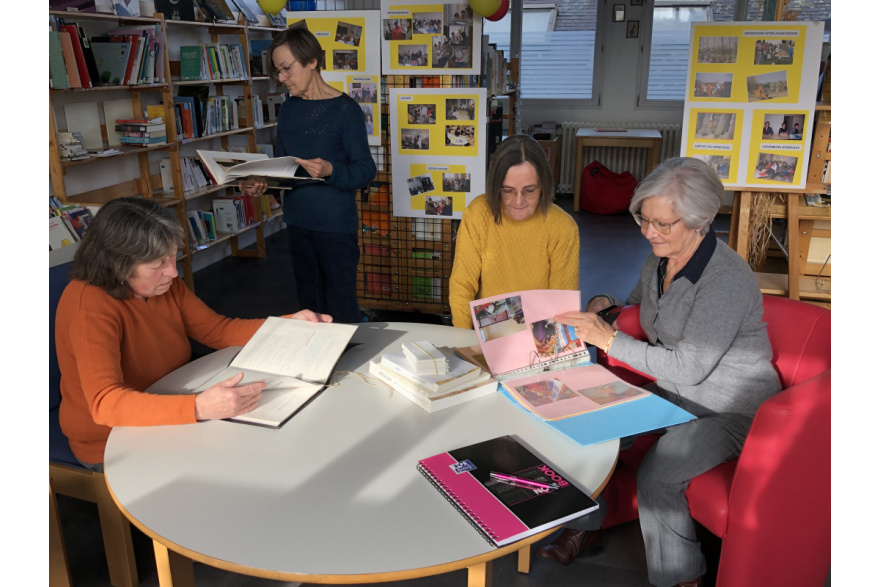 Nicole Kervran, Françoise Gesland, Frédérique Joubier et Jacqueline Lévesque, quelques-unes des toute-premières bénévoles devant une partie de l’exposition