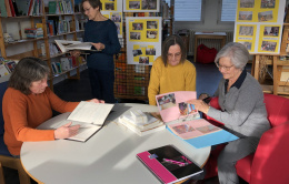 Nicole Kervran, Françoise Gesland, Frédérique Joubier et Jacqueline Lévesque, quelques-unes des toute-premières bénévoles devant une partie de l’exposition