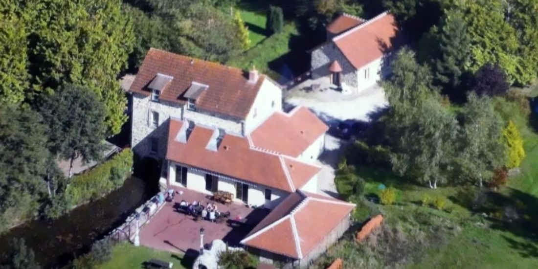 Sur place : randonn&eacute;e, terrain de boule, foot, volley, p&ecirc;che, piscine chauff&eacute;e semi-couverte, Wifi.