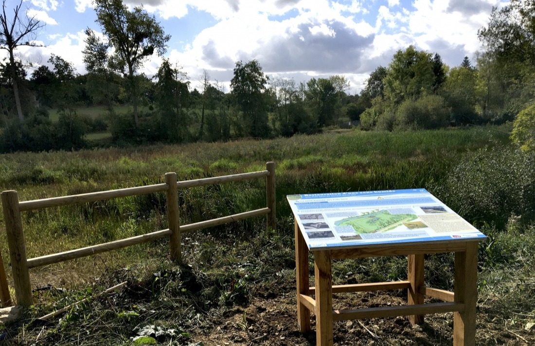 Vue panoramique du panneau pédagogique de la mare du Pré sec