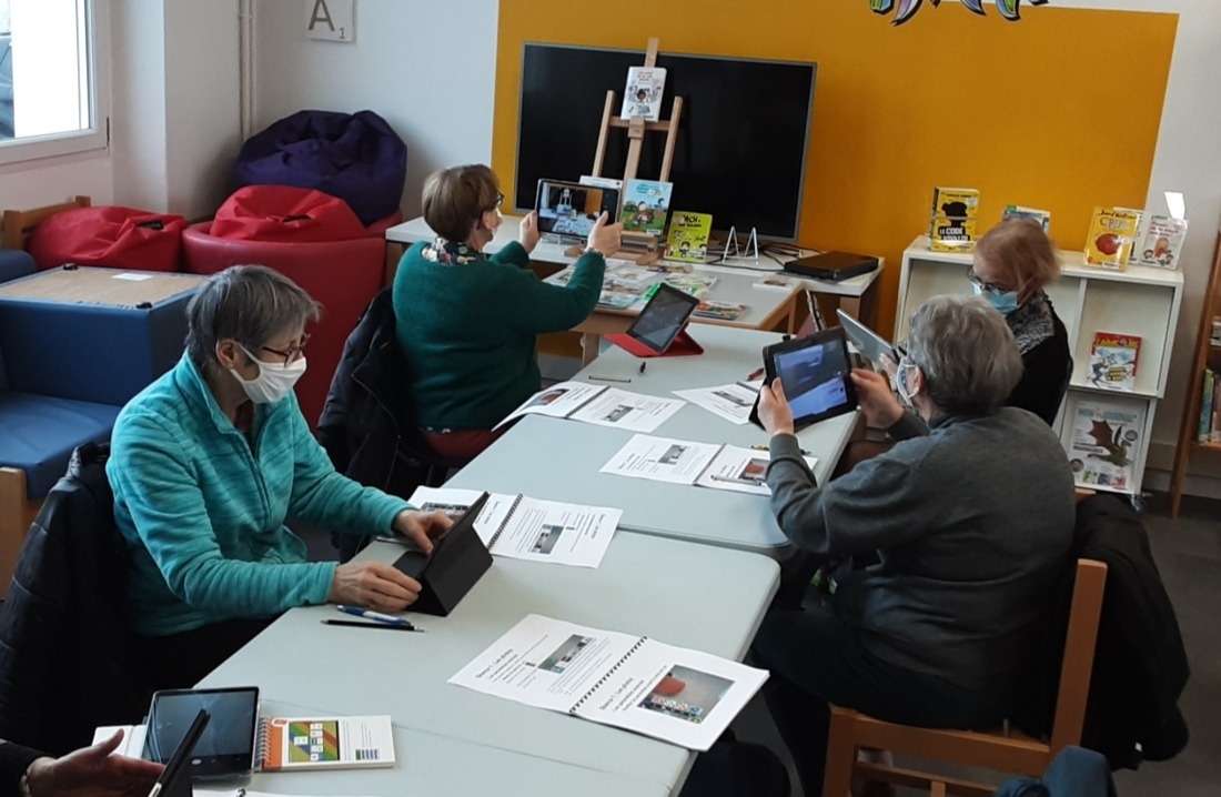Groupe de personnes participant &agrave; l'atelier Happy Tab