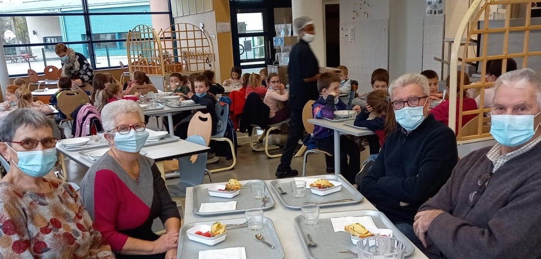 Partage et convivialit&eacute; lors d'un repas scolaire
