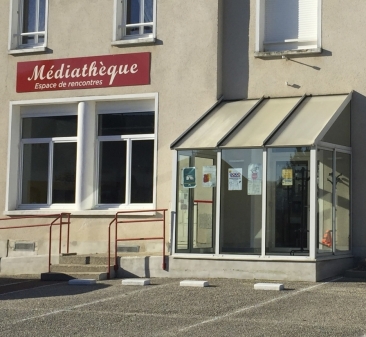 Lieux de partage et de culture la fa&ccedil;ade de la M&eacute;diath&egrave;que du Genest Saint Isle