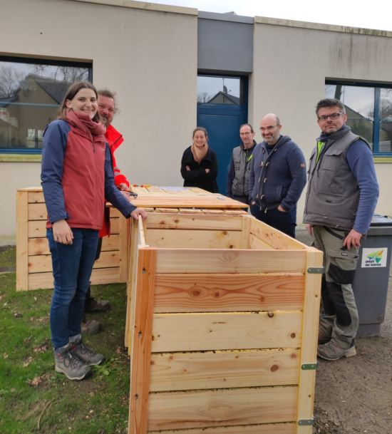 Les repr&eacute;sentants de Laval Agglo du service d&eacute;chets et les agents de la commune en charge du compostage
