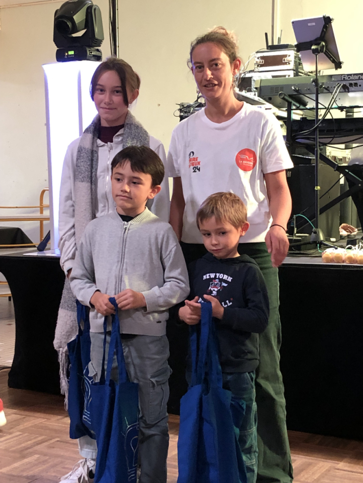Charlène, responsable de l’accueil de loisirs, avec quelques enfants qui ont participé à la décoration de la salle et des tables