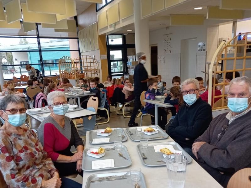 Les seniors au restaurant scolaire